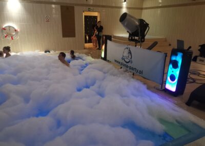 Piana party w basenie